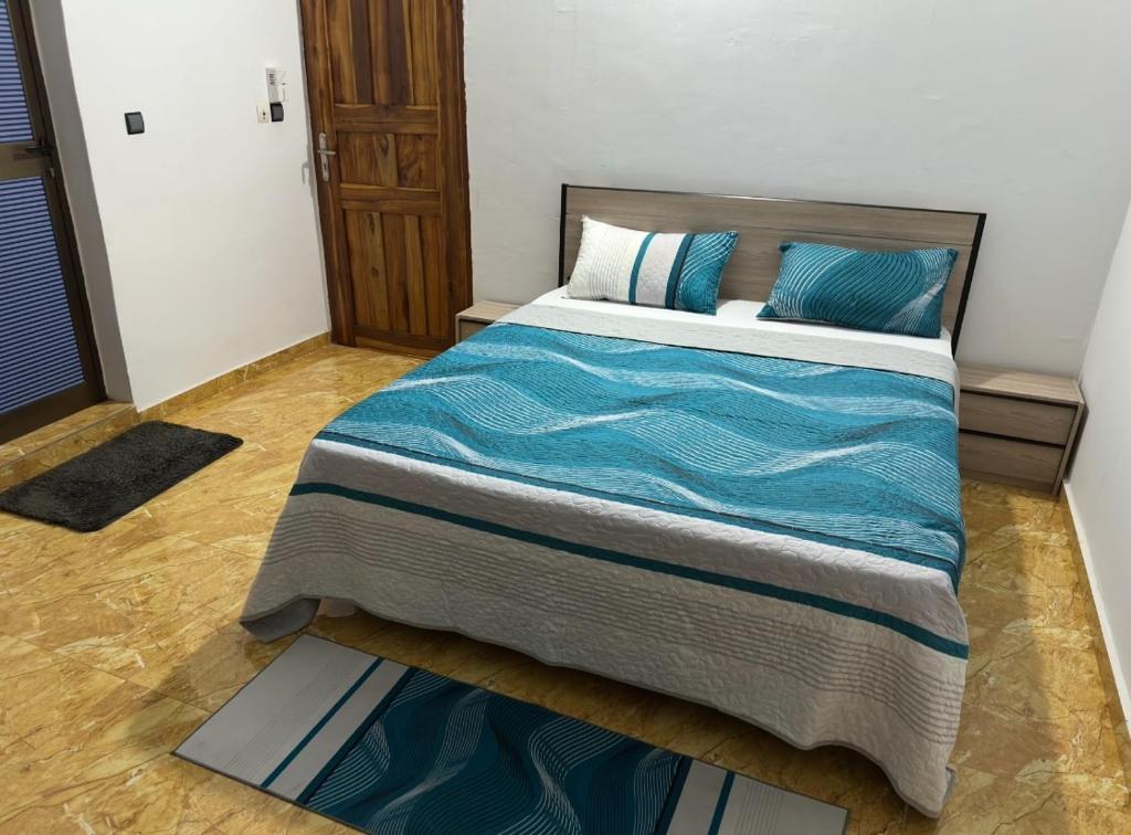 a bedroom with a bed with blue sheets and blue pillows at Two bedroom living room single courtyard villa 
