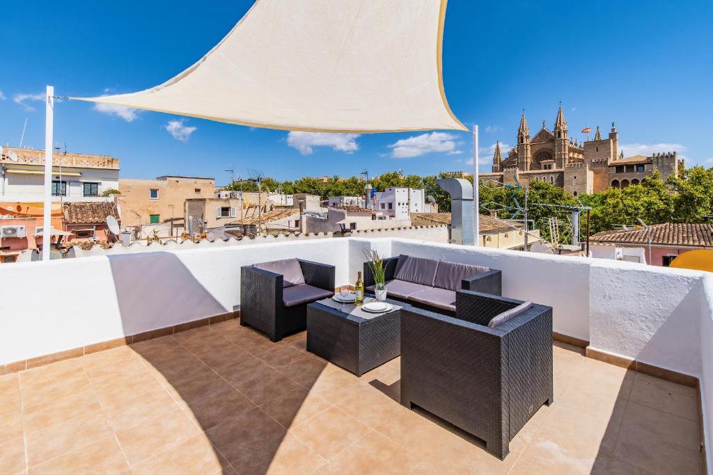 eine Terrasse mit 2 Stühlen und einem Tisch auf dem Dach in der Unterkunft En el corazon de Palma by Mallorca Infinity in Palma de Mallorca