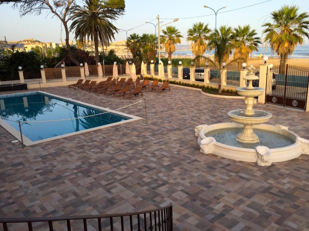 Bazén v ubytování Hotel Riviera Palace nebo v jeho okolí