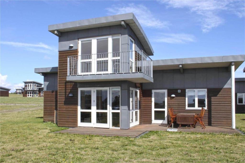 una grande casa con portico e terrazza di FY296-Faaborg-Mosegarden-27 a Nabbe