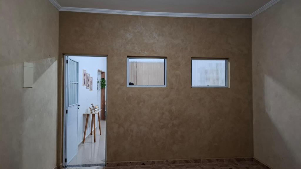 ラゴイーニャにあるCasa Do Solの部屋に3つの窓がある廊下