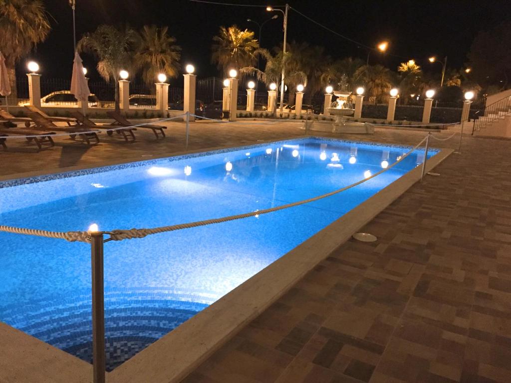 Bazén v ubytování Hotel Riviera Palace nebo v jeho okolí