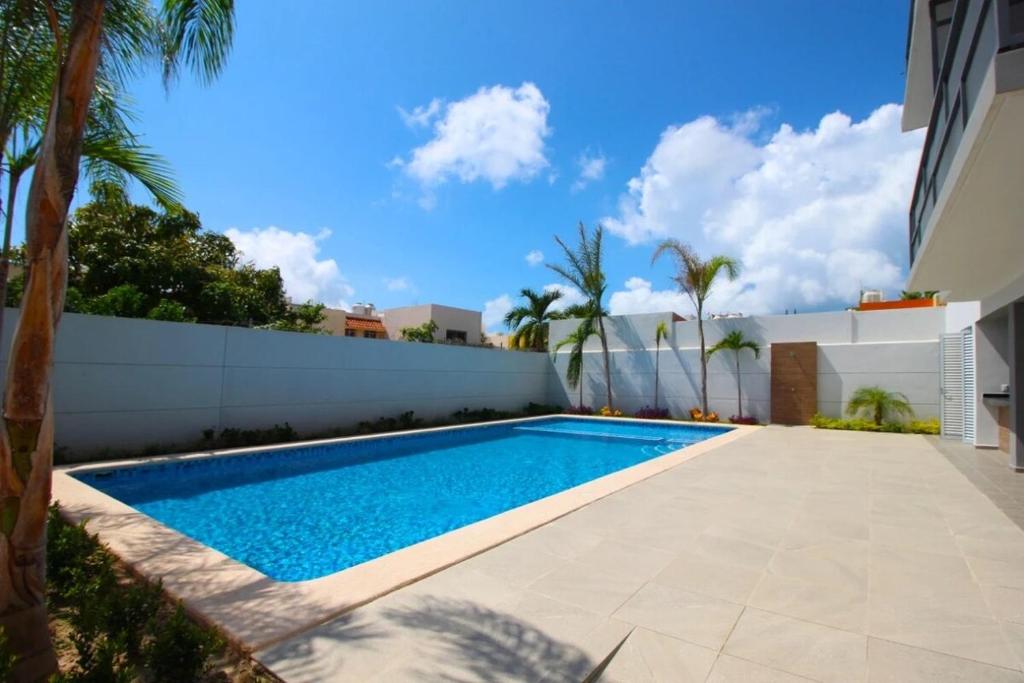 una piscina en el patio trasero de una casa en Apartamento en Zona Playa Cerritos, en Mazatlán
