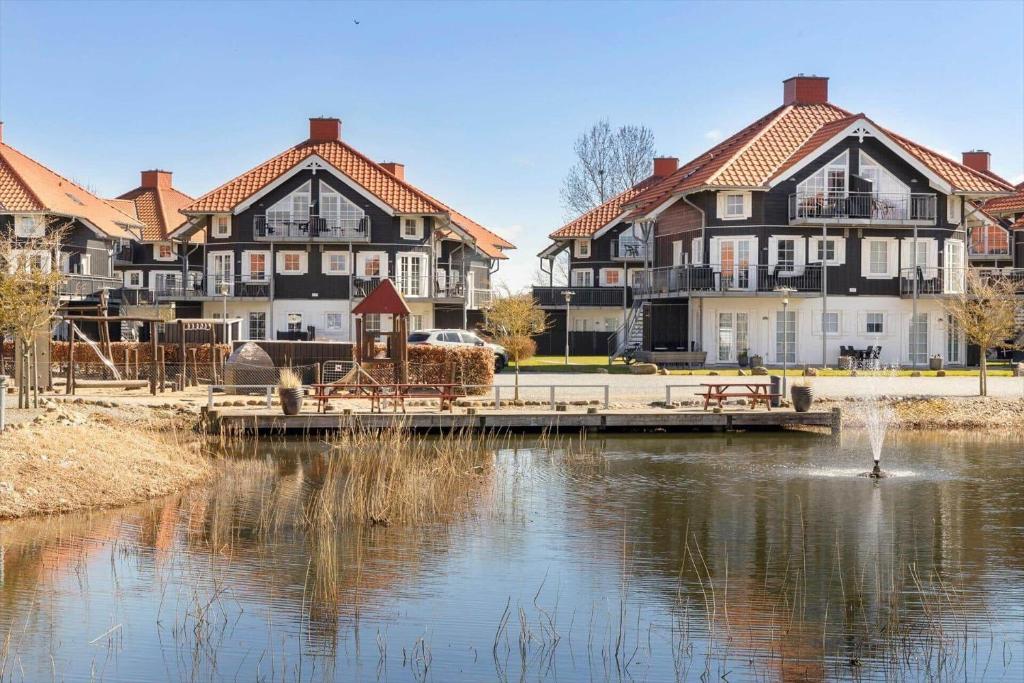 a group of houses next to a body of water at FY390-Bogense-Vestre-Engvej-118-st-tv in Bogense