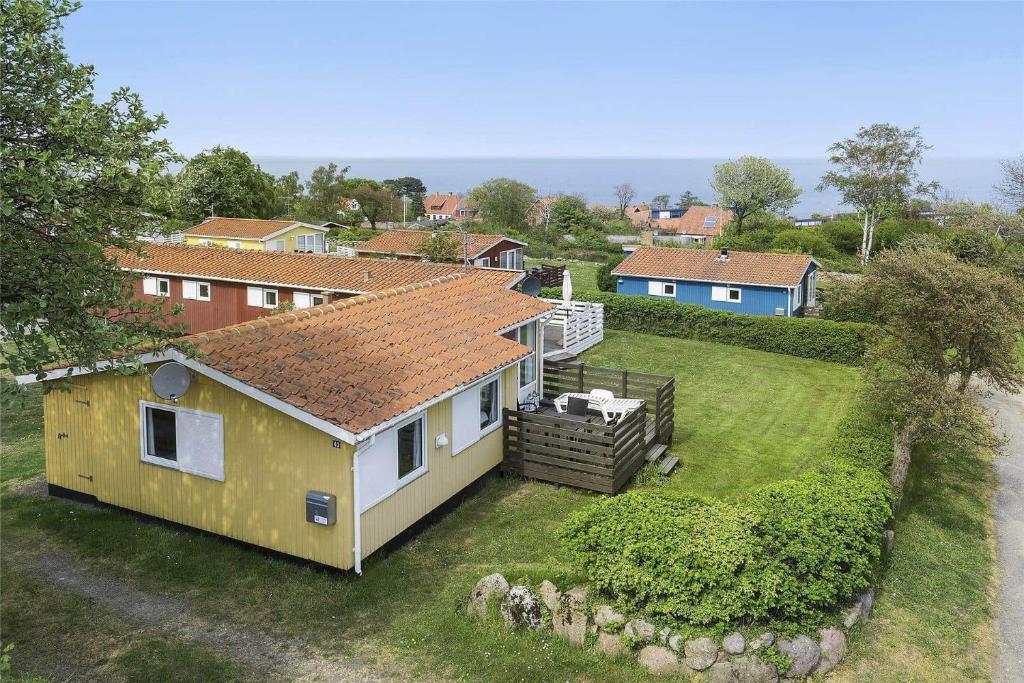 アリンエにある6611-Allinge-Madselokke-5-Hus-43の庭のある家の航空写真