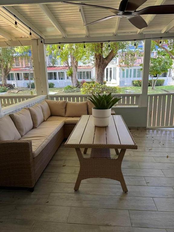 a living room with a couch and a table at Villas de Playa II in Jayuya