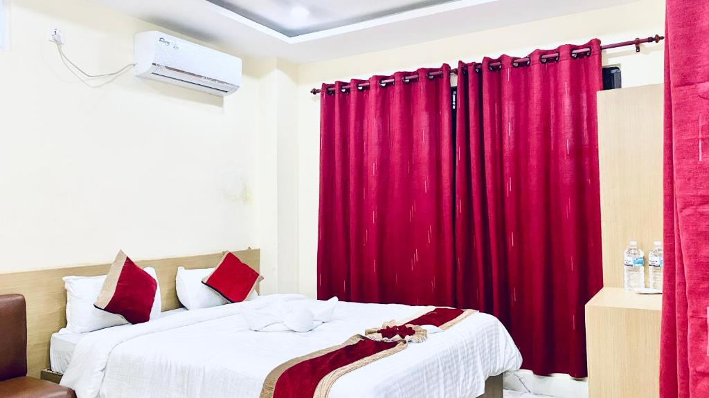 Giường trong phòng chung tại Chitwan Business Hotel