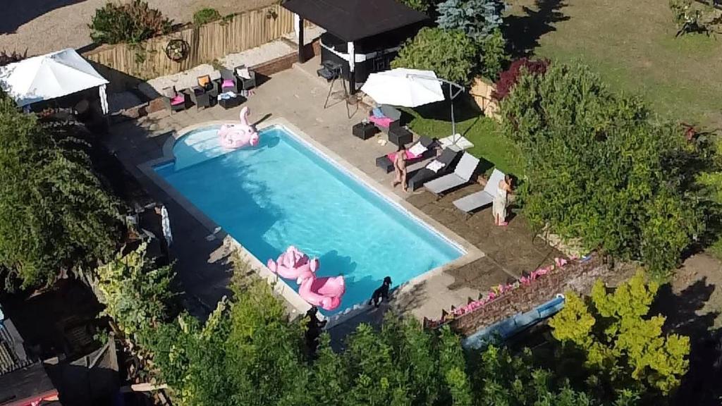Kolam renang di atau dekat dengan Farmhouse Retreat with Hot Tub, Pool, Horses, Games Room, Free Car Park, Only 45 min from Oxford Circus