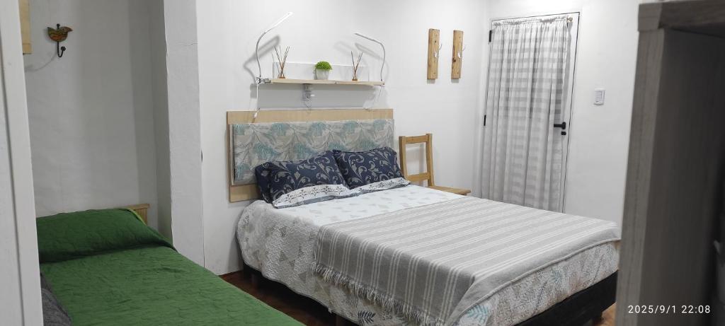 Una cama o camas en una habitación de Ezeiza 3 departamento privado a 15 minutos del aeropuerto hasta 7 personas OPCIONAL TRANFER DESDE Y HACIA EL AEROPUERTO DE EZEIZA LAS 24 HORAS pet friendly conexion con Aeroparque