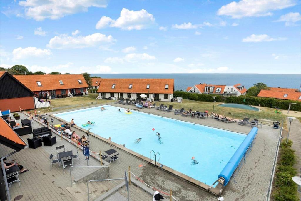 una gran piscina con gente. en 5564-Gudhjem-Gudhjem-Feriepark-78, en Gudhjem