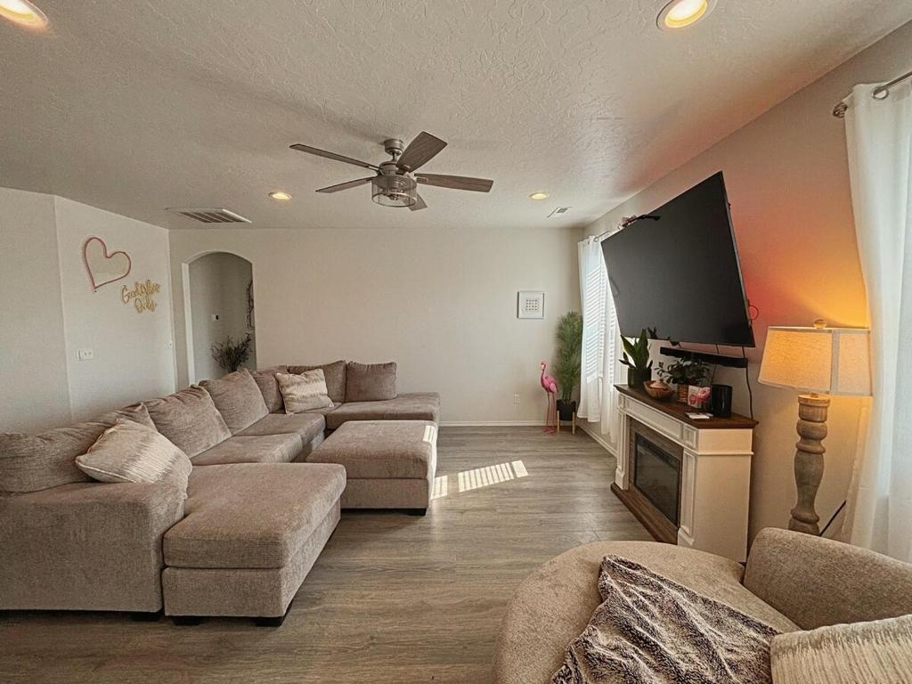 コールドウェルにあるIdaho Modern Retreat King Bed Backyard 2BR2BAのソファと薄型テレビのあるリビングルーム