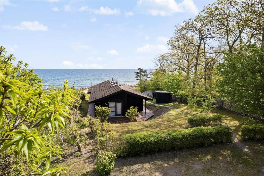 una piccola casa con vista sull'acqua di 6662-Allinge-Tejnvej-65 ad Allinge
