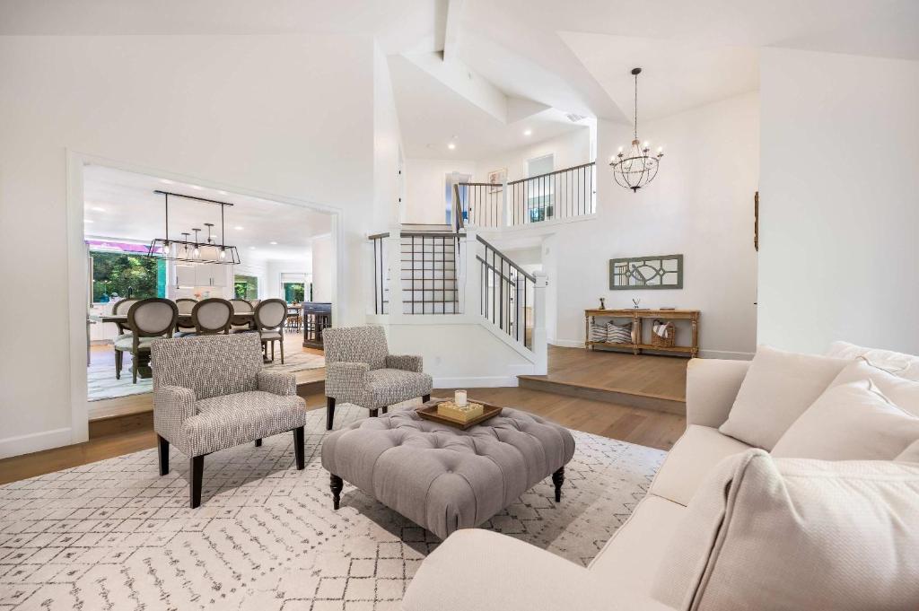 un salon avec un canapé, des chaises et une table dans l'établissement Bellevue Lakemont 4BR&Den Hot Tub & EV Charger, à Bellevue