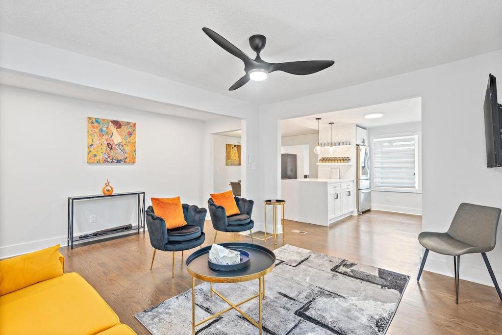 Χώρος καθιστικού στο Stylish home by Emory TV in all 4 bedrooms