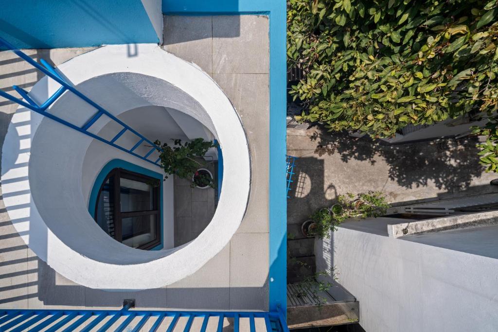 una escalera de caracol que conduce a la piscina en La Holly Home, en Hue