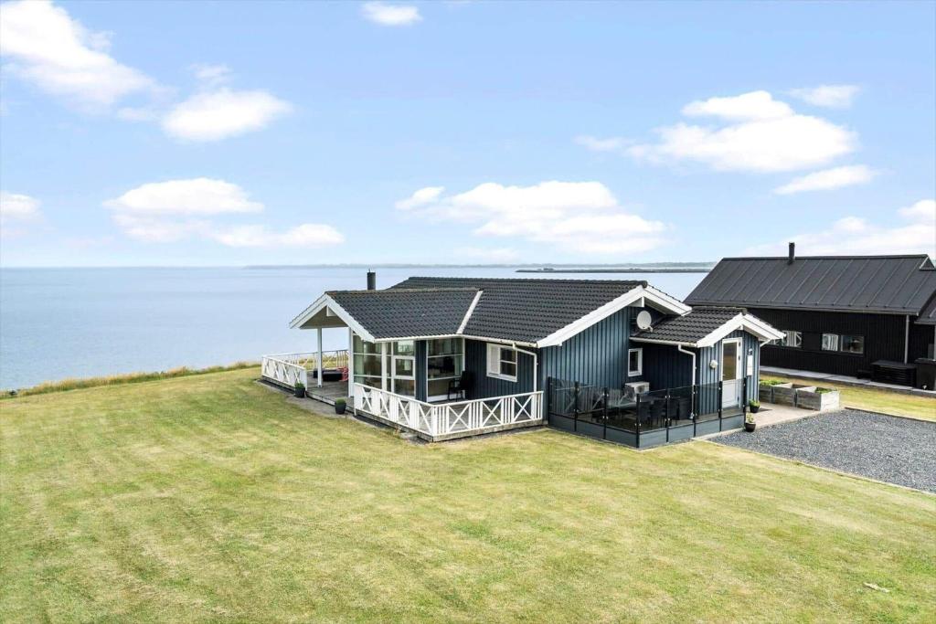 ein Haus mit einem großen Garten vor dem Meer in der Unterkunft LF12183 Vinderup - Åvej 28 in Vinderup