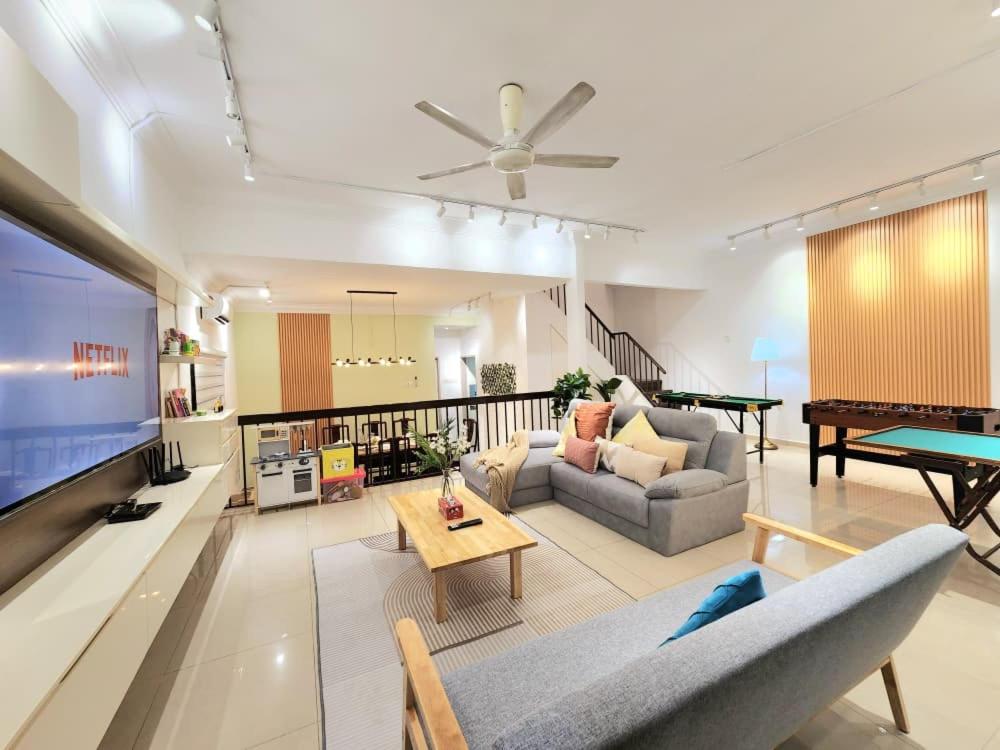 Televisyen dan/atau pusat hiburan di NEW! Petaling Jaya SS2 Landed Home for up to 19 Pax with 5bedroom 4Bath