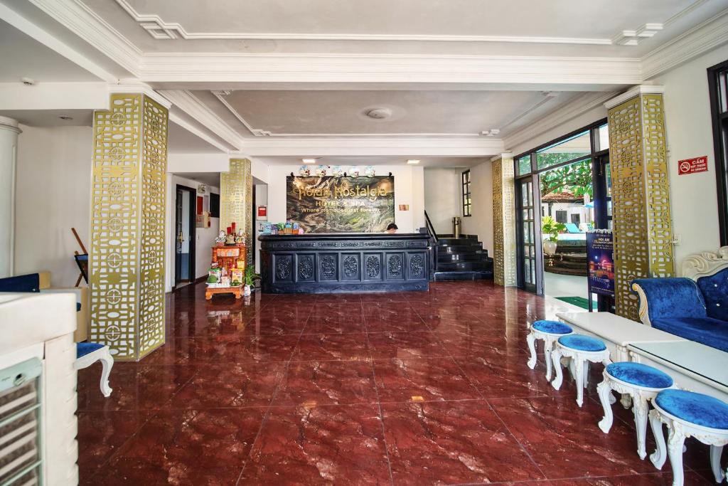 Habitación grande con vestíbulo con sillas azules en Hoian Nostalgia Hotel, en Hoi An
