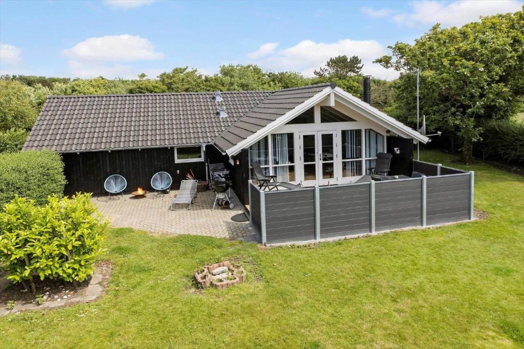 una pequeña casa con techo y patio en LF328-Vestervig-Gunhildsvej-28, en Vestervig