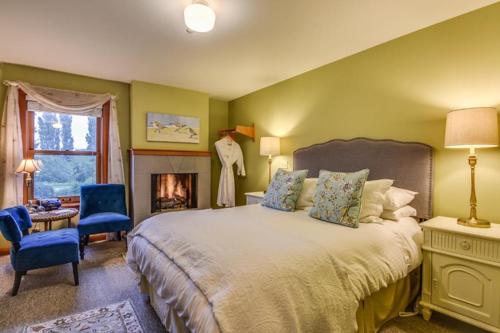 Postel nebo postele na pokoji v ubytování Wild Iris Inn