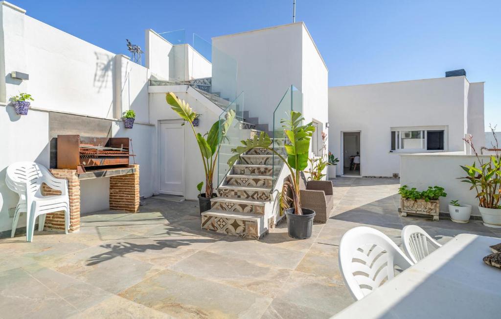 ベナルップ・カサス・ビエハスにあるStunning Home In Benalup-Casas Viejasのパティオ(椅子付)が備わります。
