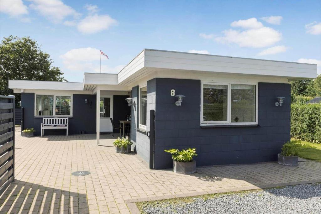 Maison bleue et blanche avec patio dans l'établissement LF12708-vinderup-Solsortevej-8, à Vinderup
