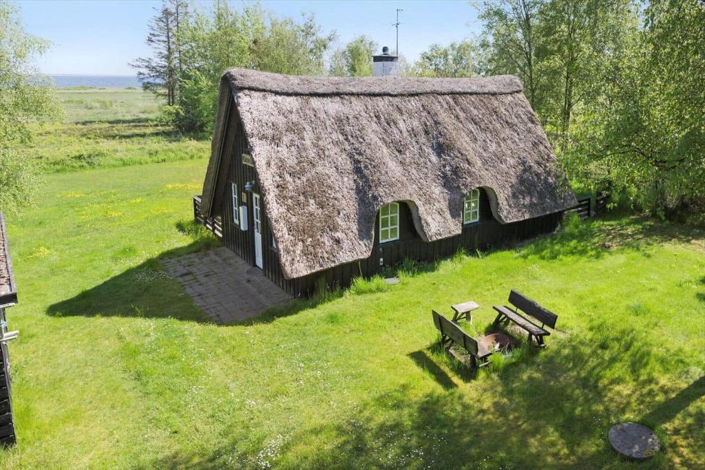 un vecchio fienile con un tetto d'erba su un campo di LF14258-Fur-Marehalmvej-8 a Fur