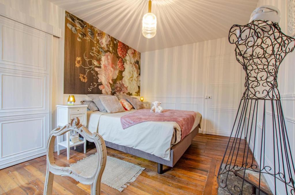 トロワにあるL'ecrin de la cathedraleのベッドルーム1室(ベッド1台、ドレッサー付)
