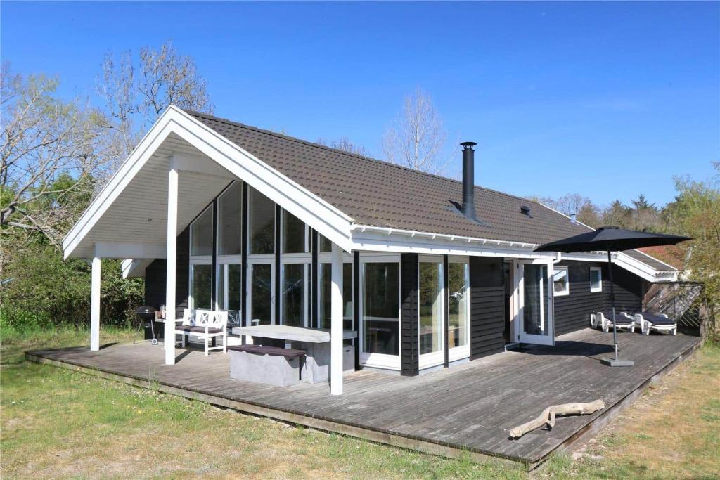 Casa con terraza de madera con techo en 1441-Aakirkeby-Strandparken-14, en Vester Sømarken