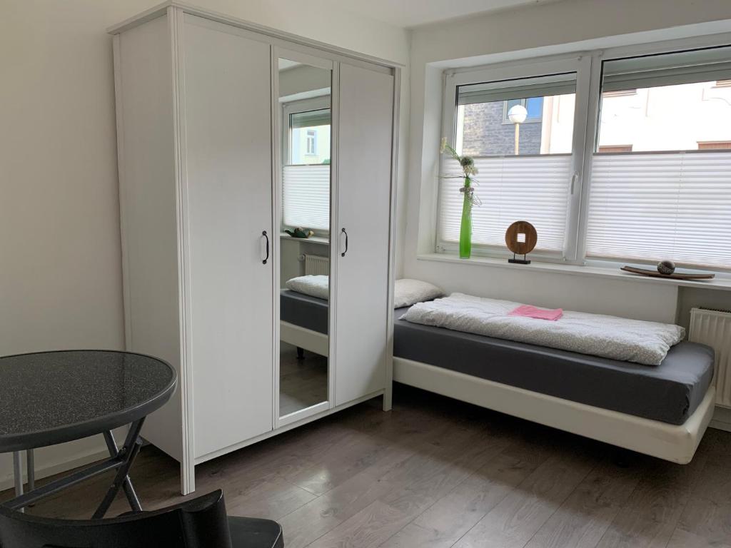 una piccola stanza con un letto e uno specchio di Tuvalu a Remagen