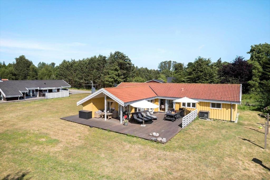 an overhead view of a house with a deck at 1563-Aakirkeby-Strandparken-8 in Vester Sømarken