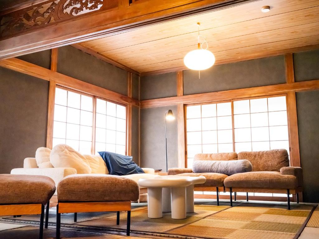 a living room with two couches and a table at Gracciaso in Aso
