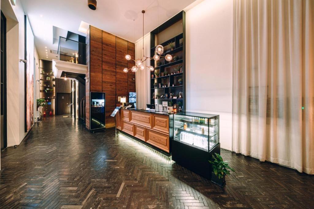 ein Raum mit einer Bar mit Glastheke in der Unterkunft The Classic by Hotelone in Changdong-ni