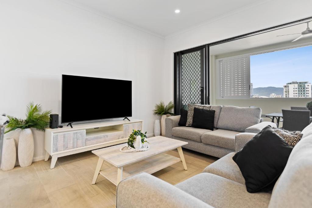 凯恩斯Mountain Air and Modern Flair 'Your Cairns Getaway'的带平面电视的白色客厅