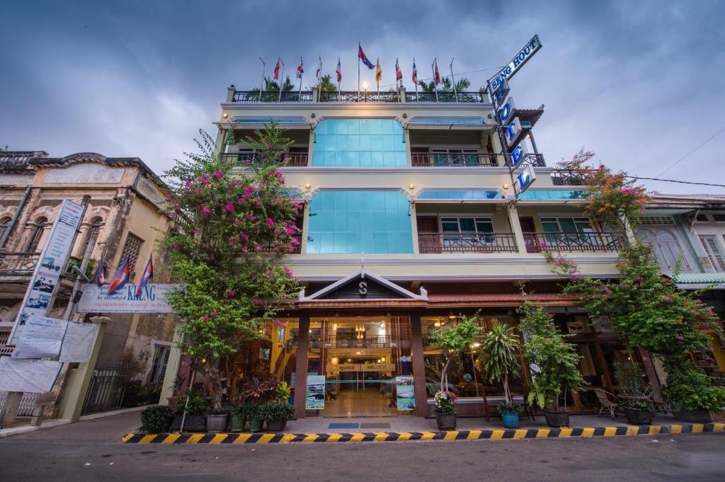 un edificio con banderas encima en Seng Hout Hotel, en Battambang