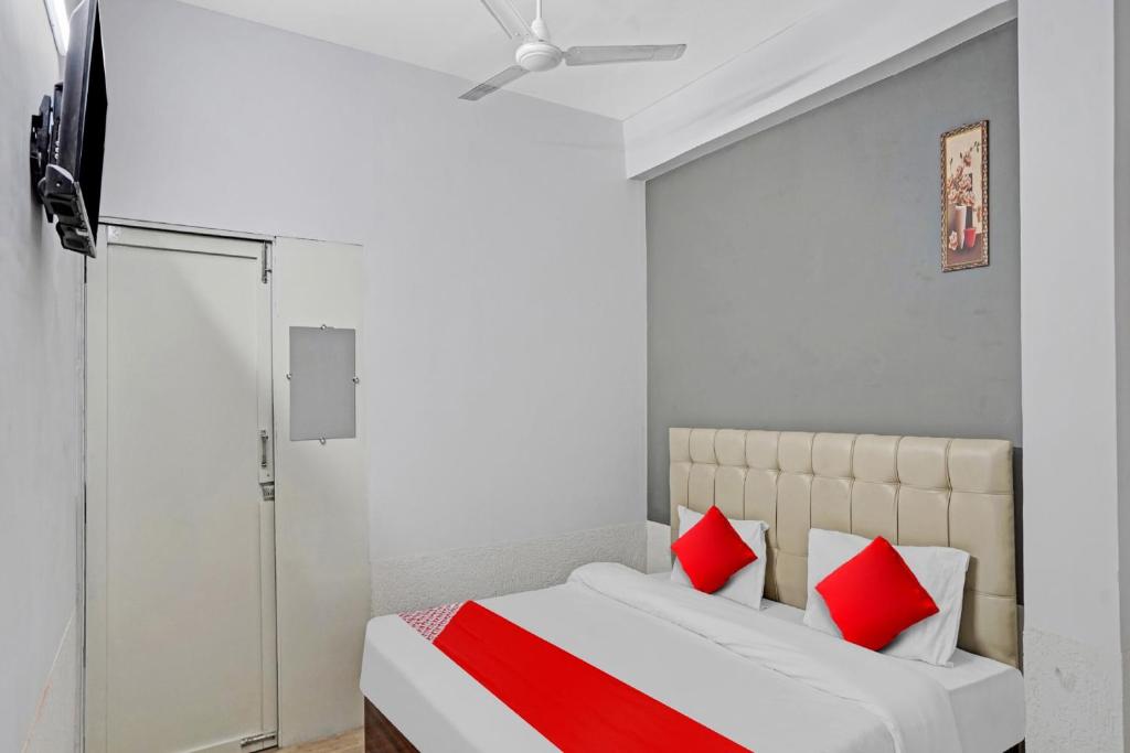 Postel nebo postele na pokoji v ubytování Hotel O Mr Crown Inn To Inn