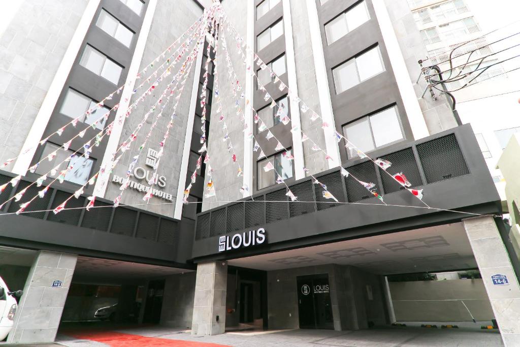 um edifício com uma árvore de Natal em cima dele em Louis Hotel em Busan