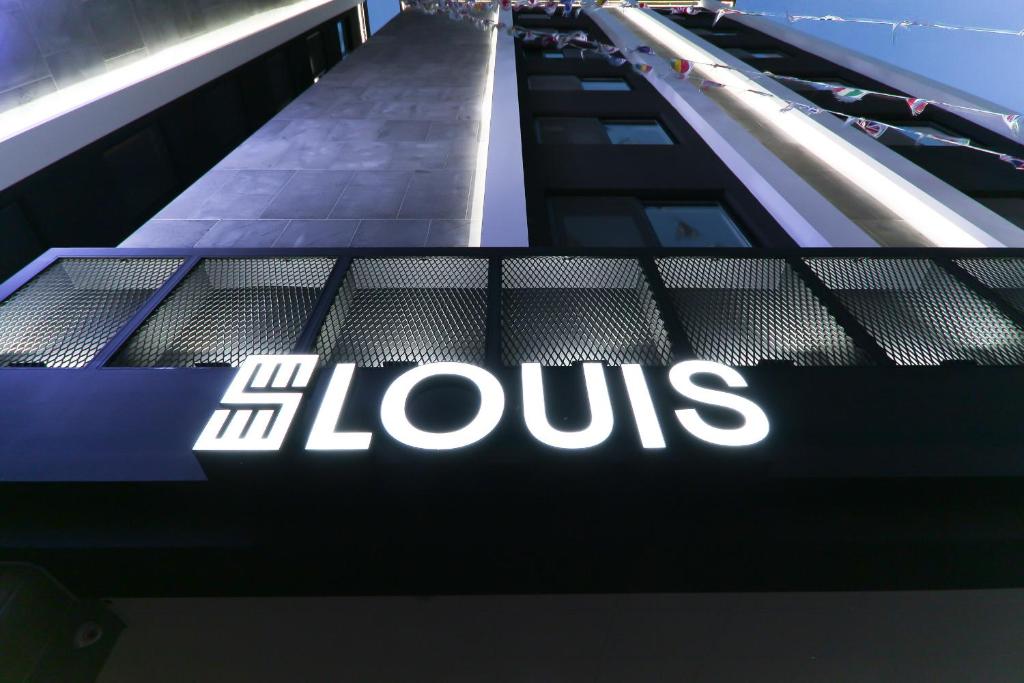 ルイス ホテルに飾ってある許可証、賞状、看板またはその他の書類