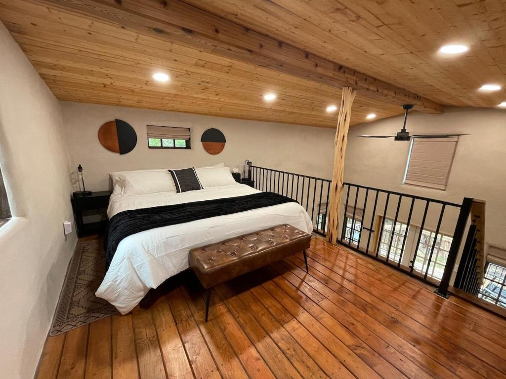 Ένα ή περισσότερα κρεβάτια σε δωμάτιο στο Creek Cabin at The Wildflower Woods