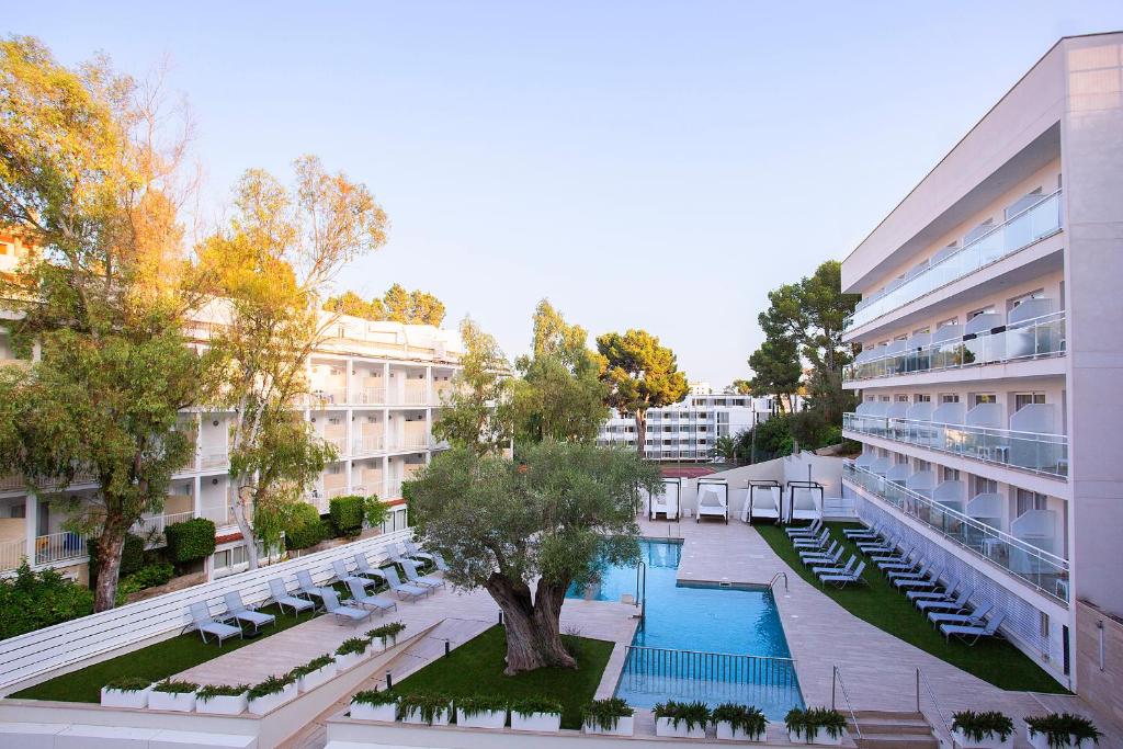 an overhead view of a hotel with a swimming pool at BQ Bulevar Peguera- Adults Only in Paguera