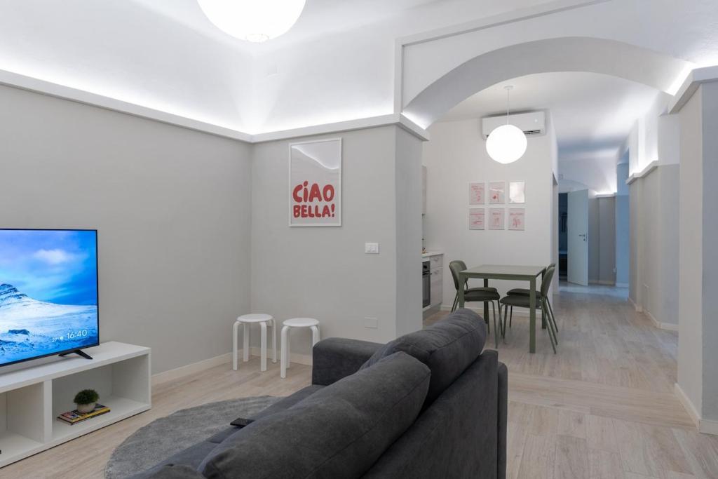 Una sala de estar con un sofá y un comedor. en DUOMO Wonderful Apartment for 6, en Milán