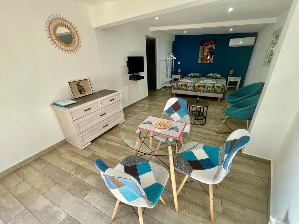 Χώρος καθιστικού στο Studio cosy avec jacuzzi privatif - 10 min de la plage