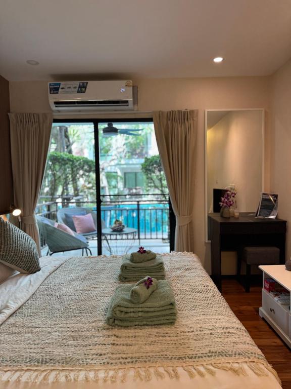 Pool Access Beachfront Studio 객실 침대
