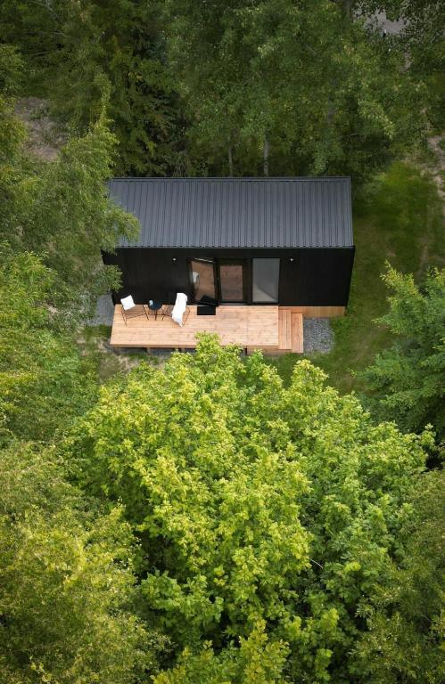 an overhead view of a house in the middle of trees at Tiny House für Naturliebhaber & Entdecker in Brand