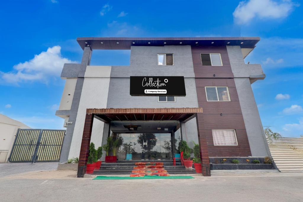 un bâtiment avec une enseigne sur la façade dans l'établissement Collection O Sun Temple Gwalior Formerly Sunshine Resort, à Gwalior