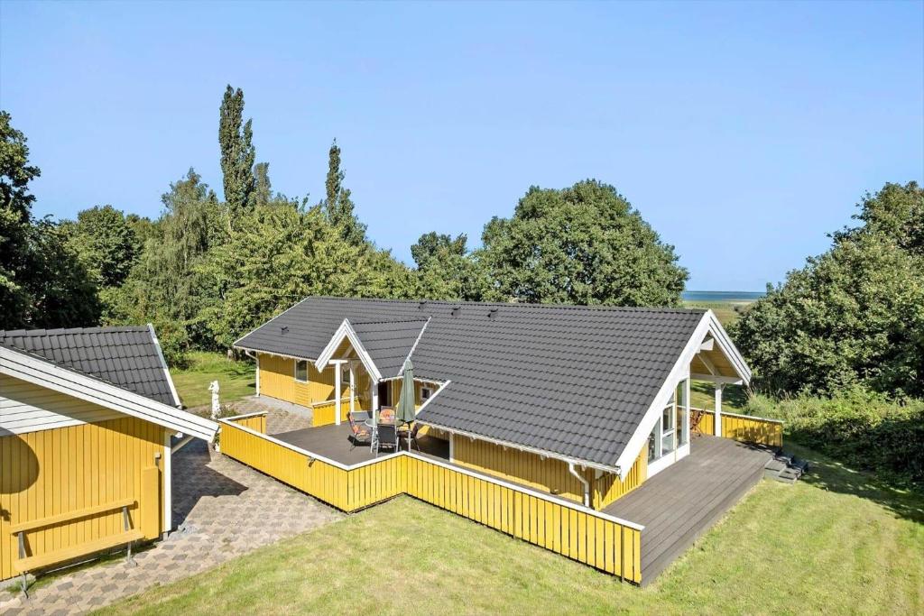 an overhead view of a yellow house with a deck at OH496-Hadsund-Kaeragervej-12 in Hadsund