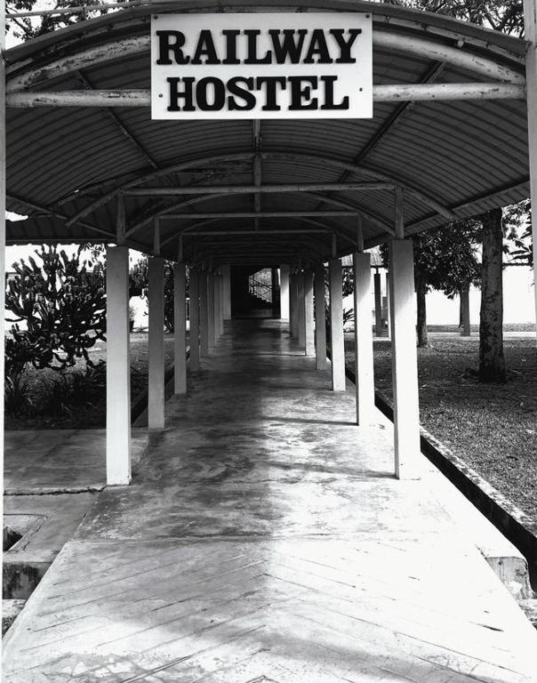 une passerelle avec un panneau indiquant hôpital ferroviaire dans l'établissement Railway Hostel, à Batu Gajah