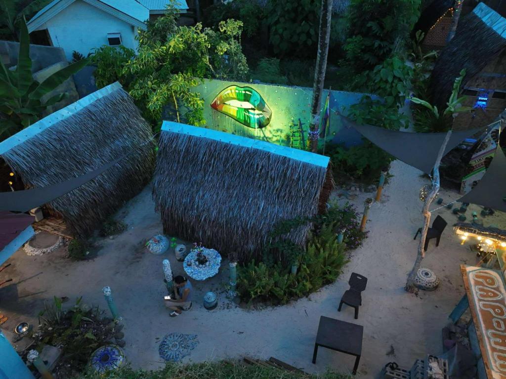 Κήπος έξω από το Jonny's Hostel