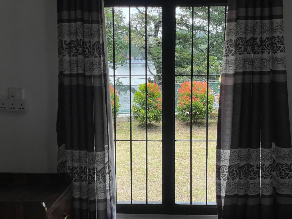 Lake Classical Guest House - 8