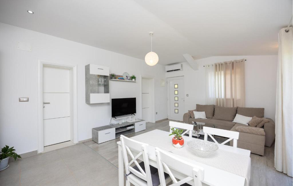 Televisyen dan/atau pusat hiburan di Gorgeous Apartment In Slime